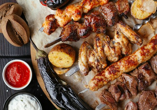 Tiệc nướng BBQ than hoa sân vườn